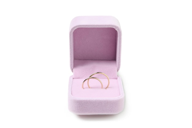 白い背景で隔離のボックスの結婚指輪