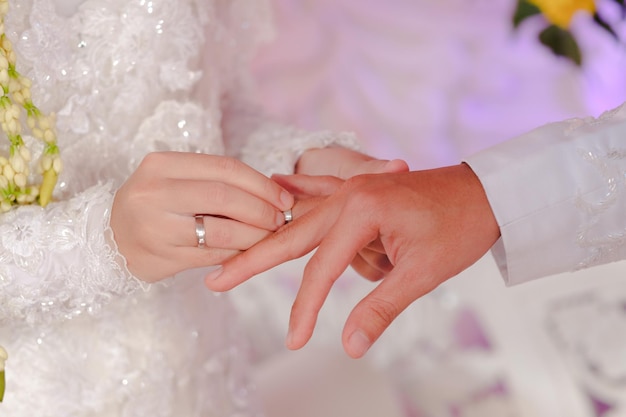 男の指の結婚指輪