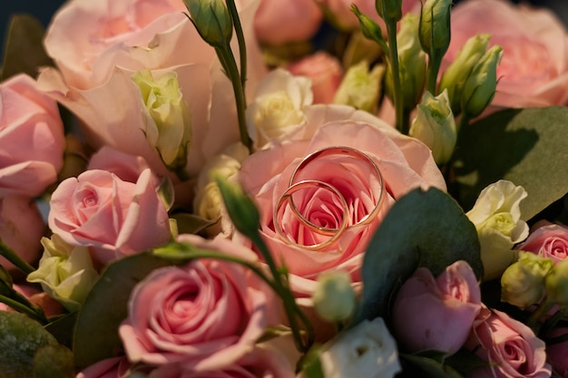 写真 結婚指輪はバラの花束にあります