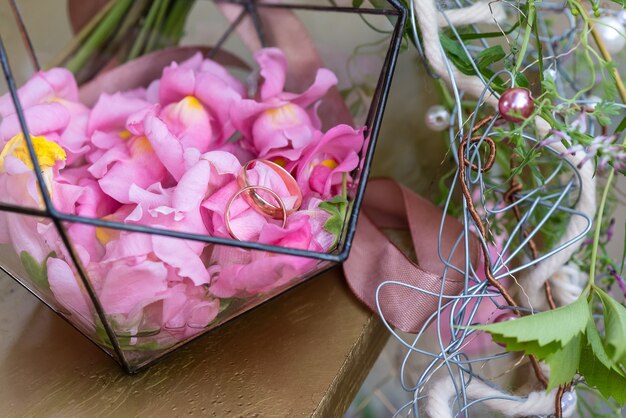 バラの花びらが付いたブートニアの結婚指輪