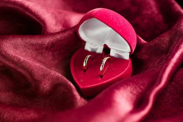 Photo wedding rings in a box