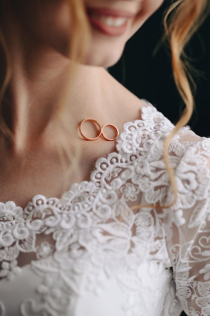 Foto fedi nuziali per la sposa clavicola della sposa tenera mattina del concetto di sposa