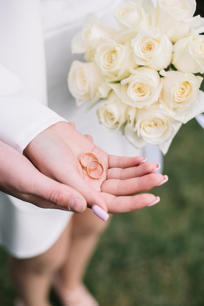 Foto fedi nuziali sposa e sposo che tengono le fedi nuziali nelle mani