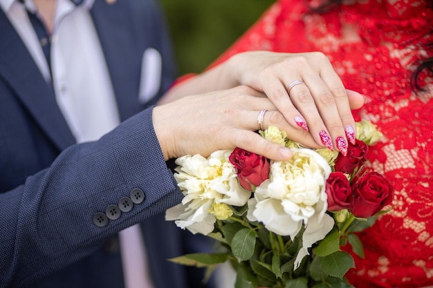 Foto fedi nuziali sul bouquet della sposa con rose