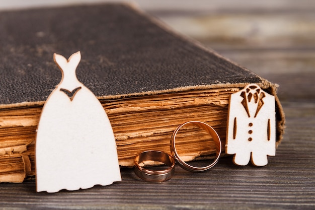 사진 결혼 반지 의상과 오래된 책. 클로즈업 성경과 황금 반지.