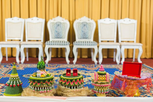 Photo wedding rings on decoration against chairs