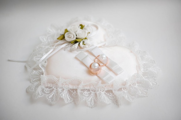 Photo wedding rings and flower