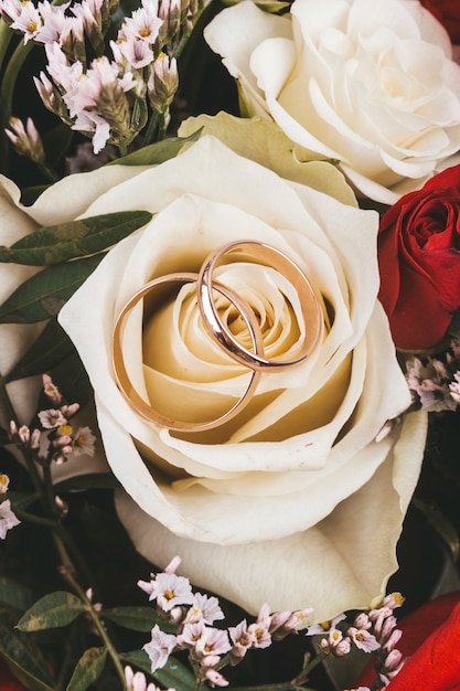 결혼 반지와 꽃