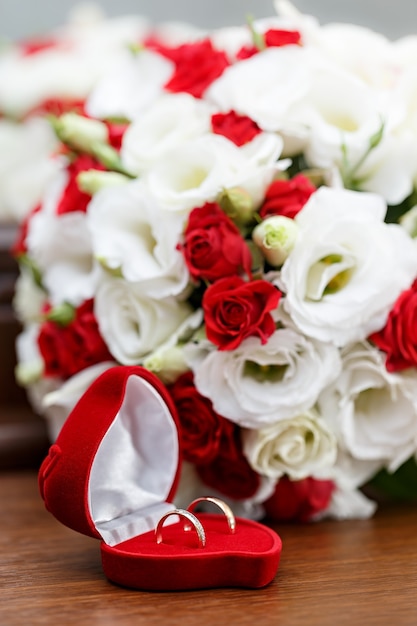 結婚指輪、ギフトボックス、花嫁のための花。