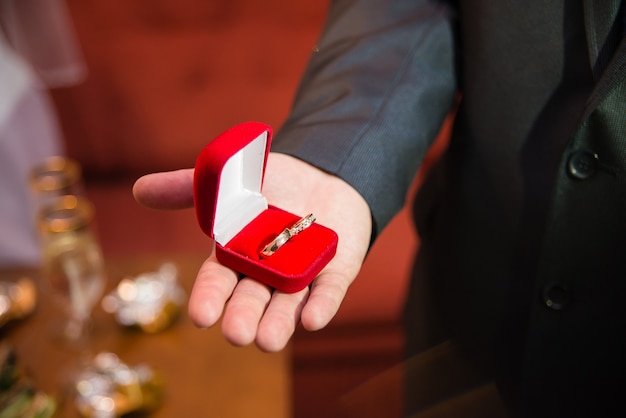 写真 赤いベルベットの箱の結婚指輪