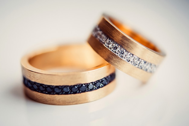 결혼 반지. 보석 화이트와 옐로우 골드. 흰색에 결혼 반지