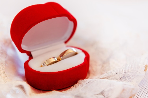 회색의 렌즈 베개에 있는 결혼 반지