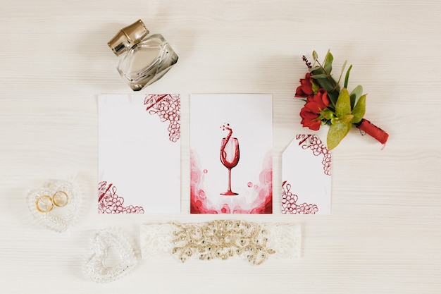 결혼 반지는 근처 테이블에있는 하트 모양의 크리스탈 상자에 누워 작은 장미 꽃다발이 있습니다.