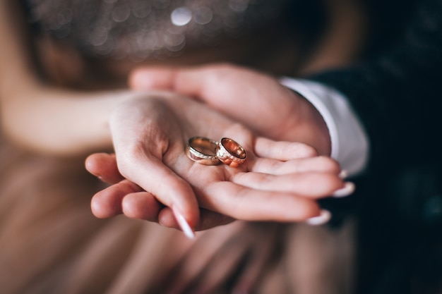 写真 金の結婚指輪はあなたの手のひらの上にあります