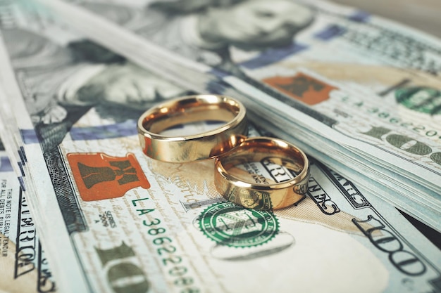 写真 お金の背景に結婚指輪をクローズ アップ
