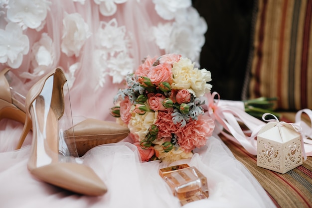 Primo piano di fedi nuziali e altri accessori durante la riunione della sposa. nozze.