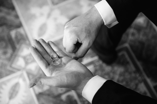 Photo wedding rings on the palm...