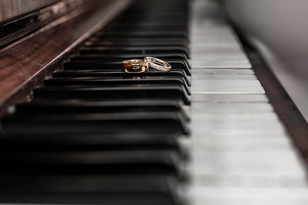 Foto anelli di nozze al pianoforte