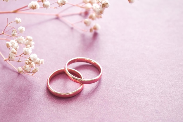 柔らかいパステル色の背景の結婚指輪