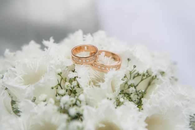 Photo wedding rings on a white tulips flowers