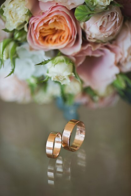 Photo wedding rings with bouquet