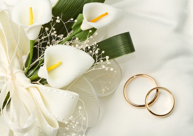 Wedding rings with calla bouquet