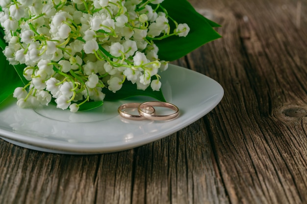 花の背景を持つ結婚指輪