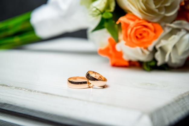 Wedding rings with flowers