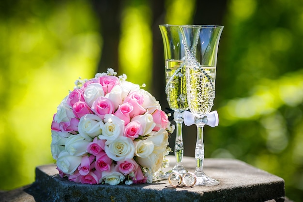 Обручальные кольца с розами и бокалами шампанского