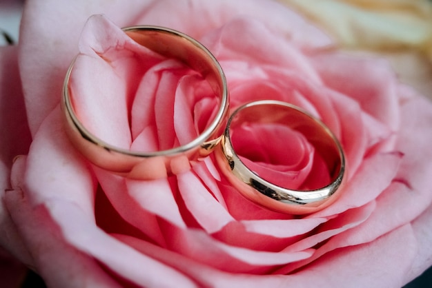 結婚式の装飾が施された結婚指輪