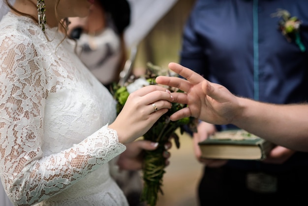 Foto fedi nuziali con decorazioni nuziali