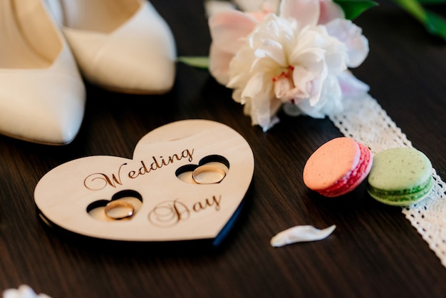 Photo wedding rings with a wedding decor