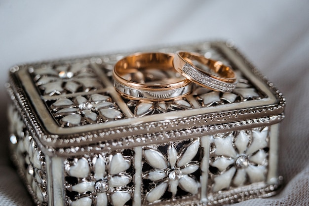 Обручальные кольца со свадебным декором