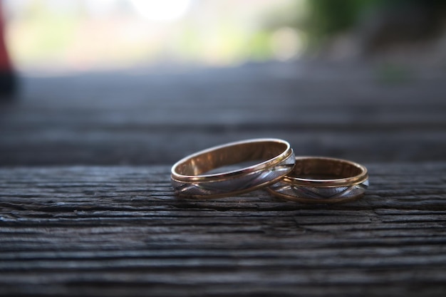 木製の板の上にある結婚指輪