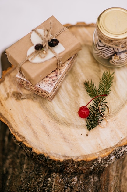 Photo wedding rings on wooden saw cut winter