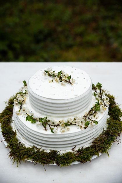 花の装飾が施された結婚式の春のケーキ