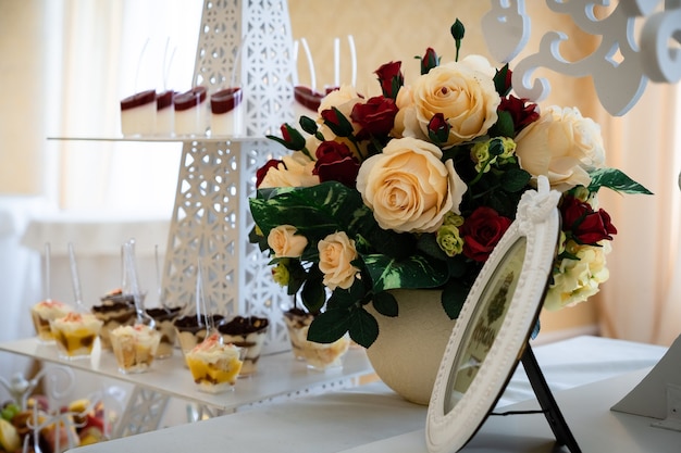 結婚式のお菓子、装飾されたテーブル、装飾とカップケーキ、おいしい肉と珍味