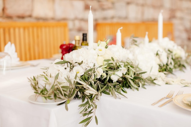 Foto decorazione per la copertura della tavola di nozze con fiori d'ulivo