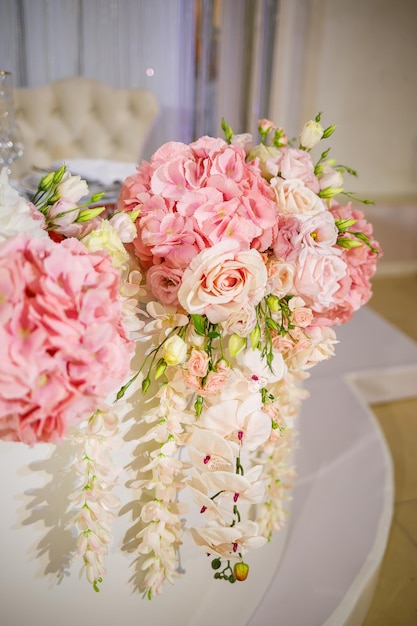 生花で新婚の装飾のための結婚式のテーブルの装飾