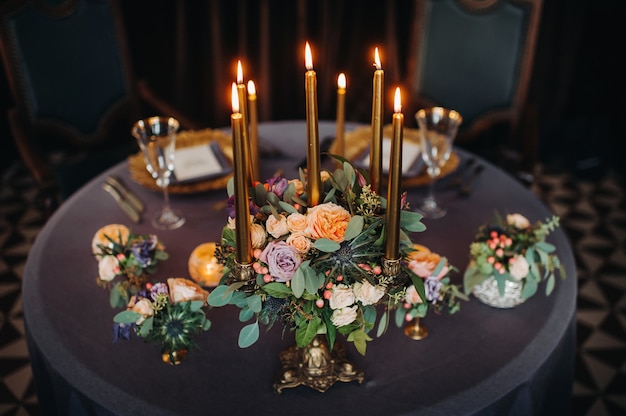 성의 테이블에 꽃이있는 웨딩 테이블 장식, 촛불로 저녁 식사를위한 테이블 장식. 촛불이있는 저녁 식사.