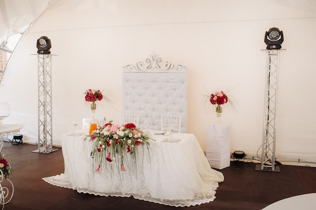 Photo wedding table decoration with flowers on the table in the castle