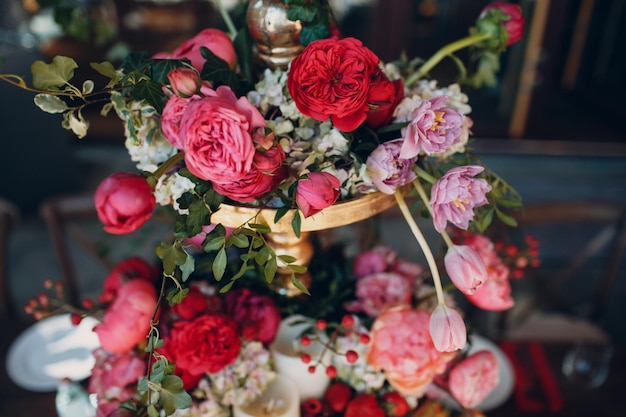 Цветы свадебного стола с декором из фруктов и ягод в красно-бело-розово-зеленых тонах.