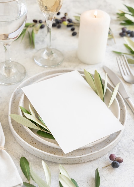 Фото Свадебный стол с открыткой, украшенной оливковыми ветвями