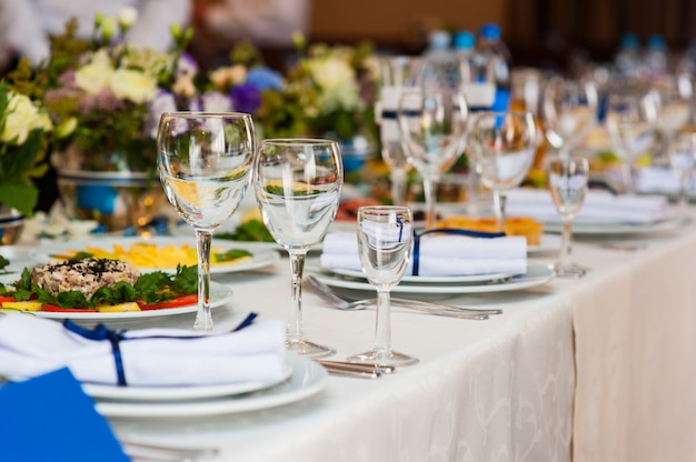 Tabella di cerimonia nuziale servita e decorata in un ristorante