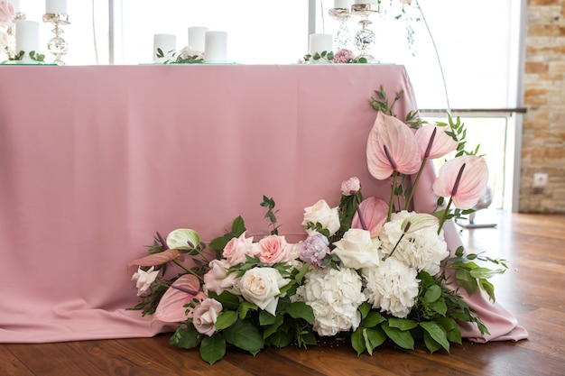 wedding table setting for the newlyweds is decorated with fresh flowers