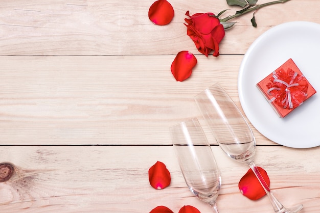 Свадьба, день Святого Валентина, день рождения или праздник фон с красной подарочной коробке и розы.