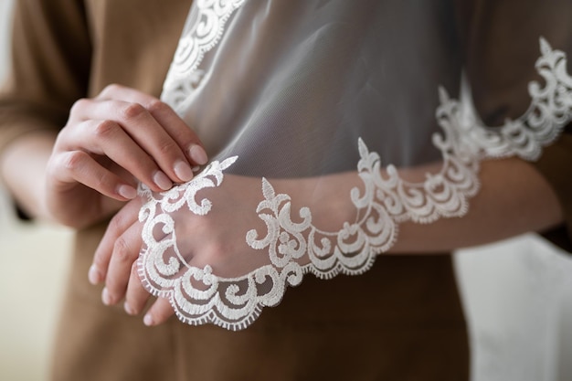 Свадебная вуаль крупным планом вышитого узора на руке