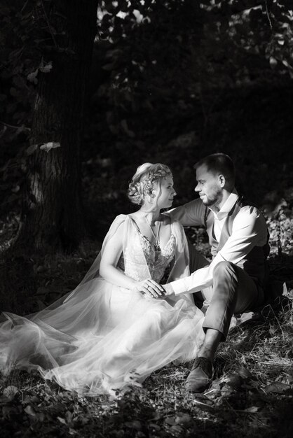 Фото Свадьба невесты и жениха в хвойном парке летом в эльфийских аксессуарах