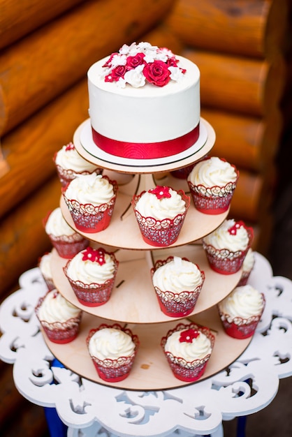 装飾的な赤いリボンでウェディングケーキ