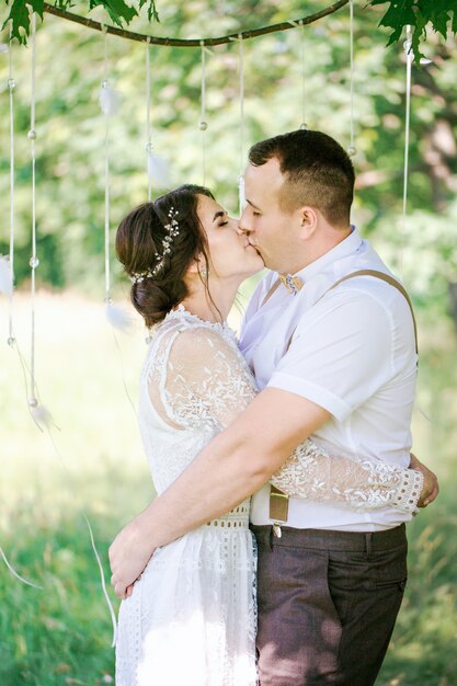 Matrimonio di una giovane bella coppia in stile vintage. sposi in una passeggiata nel parco